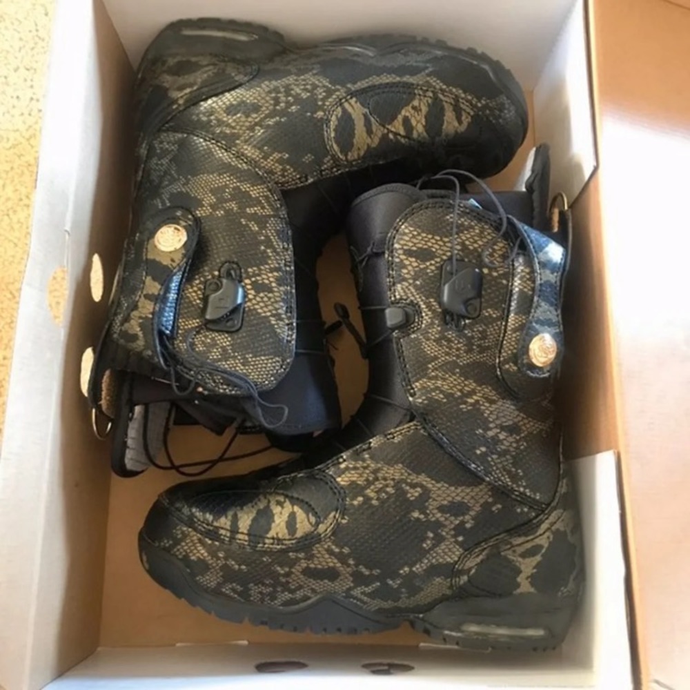 Burton snowboarding boots sz 7 snowboard boots